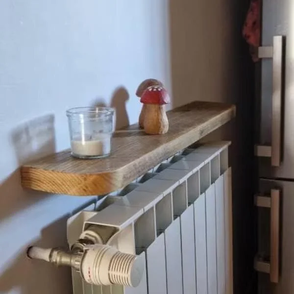 Étagère en bois sur radiateur à ailettes, avec bougie et décoration