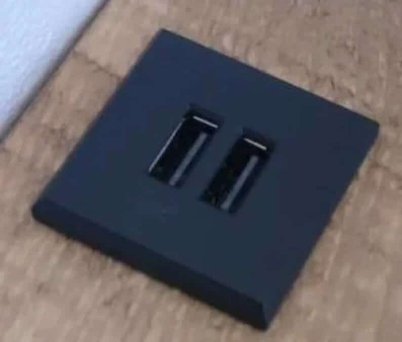 USB console d'entrée industriel avec chargeur USB 2 entrées en chêne massif haute avec pieds épingle noirs ou blancs | Indus1978