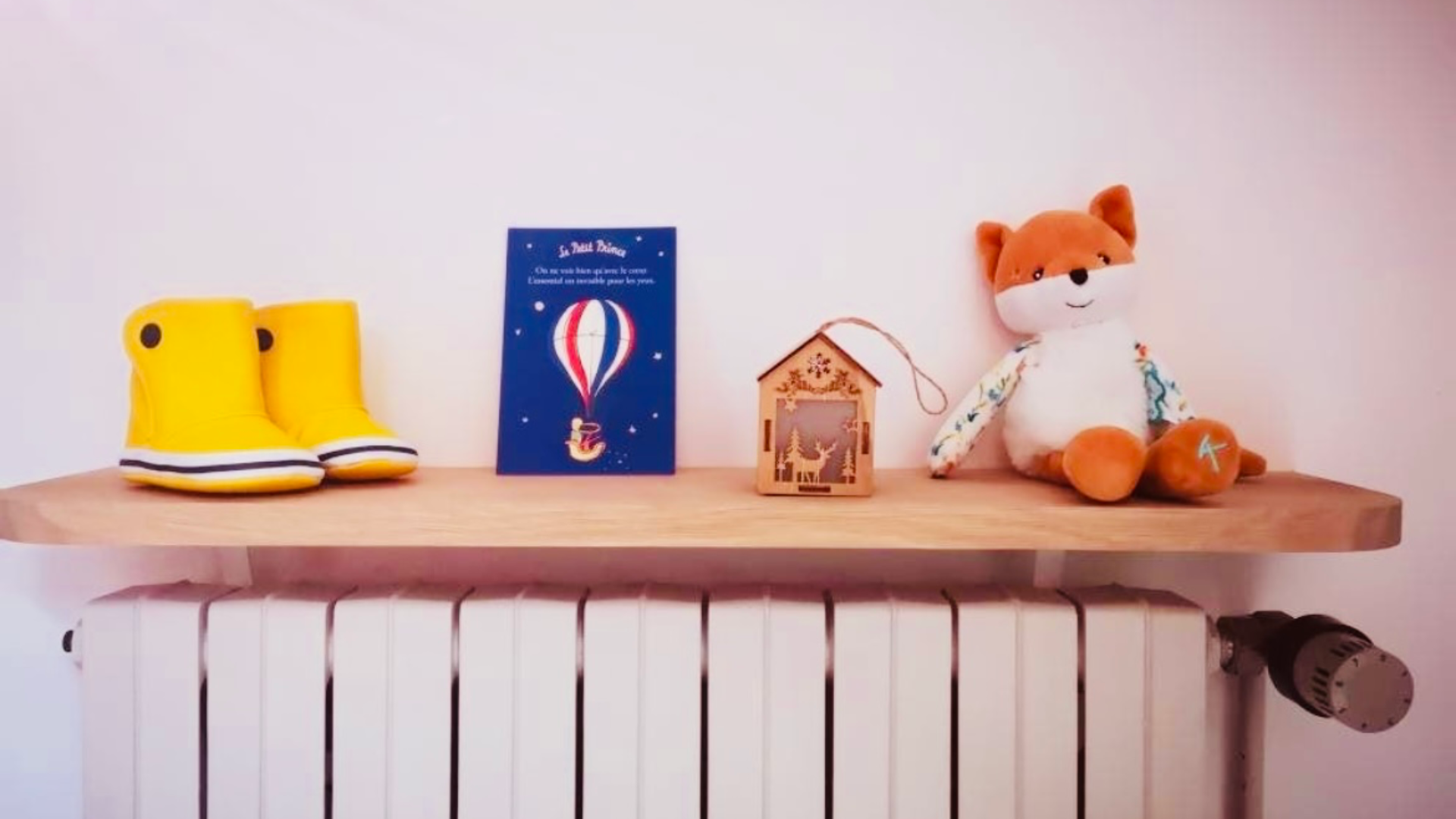 Étagère en bois installée au-dessus d'un radiateur sans percer