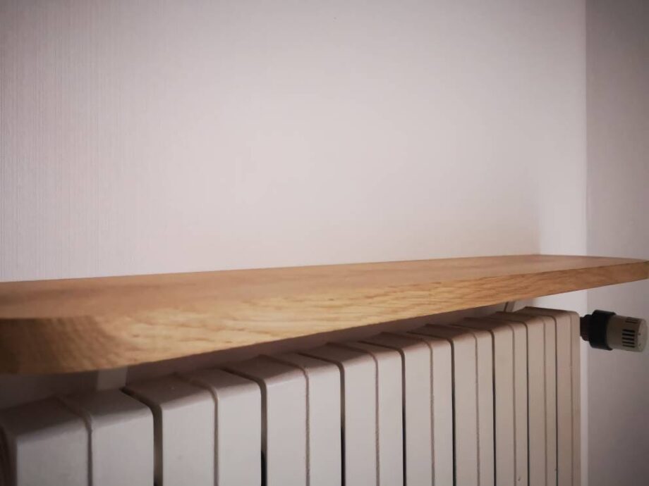 Etagere de radiateur en chêne massif bord naturel pour radiateur en fonte  qui se clipsent dessus