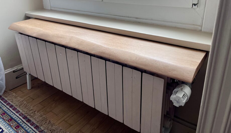 étagère pour radiateur en chêne massif bord naturel à vos mesures, fabrication artisanale  , fixation  sans percer le mur