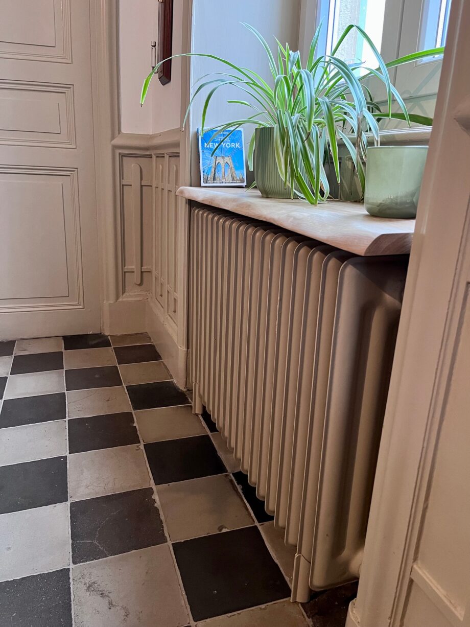 Etagere de radiateur en chêne massif bord naturel pour radiateur en fonte  qui se clipsent dessus