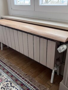 étagère pour radiateur en chêne massif bord naturel à vos mesures, fabrication artisanale  , fixation  sans percer le mur