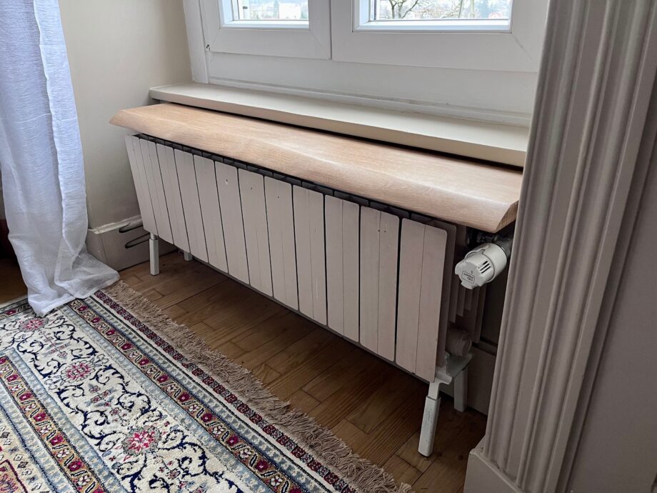 étagère pour radiateur en chêne massif bord naturel à vos mesures, fabrication artisanale  , fixation  sans percer le mur