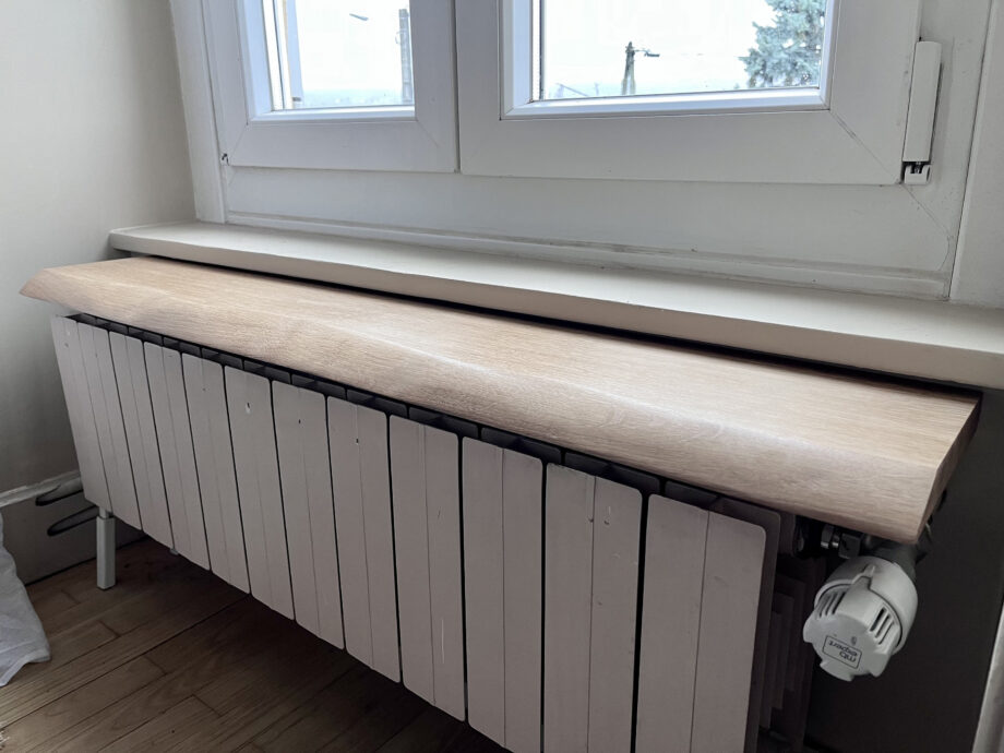 étagère pour radiateur en chêne massif bord naturel à vos mesures, fabrication artisanale  , fixation  sans percer le mur