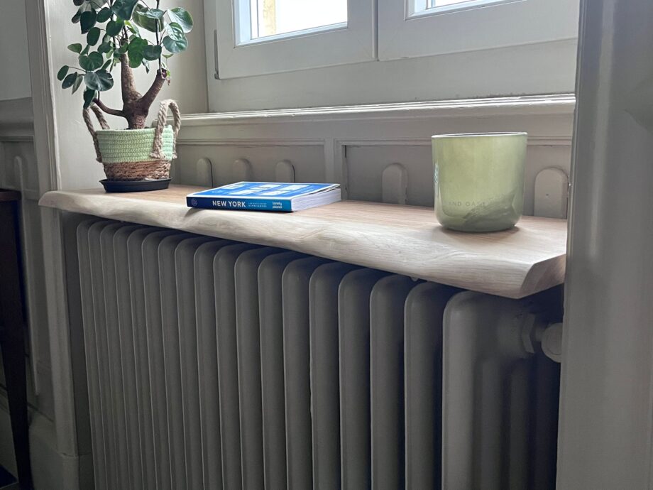 Etagere de radiateur en chêne massif bord naturel pour radiateur en fonte  qui se clipsent dessus