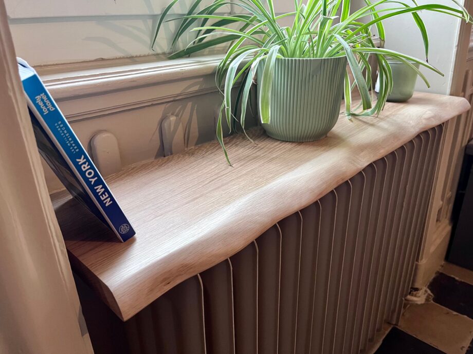 Etagere de radiateur en chêne massif bord naturel pour radiateur en fonte  qui se clipsent dessus