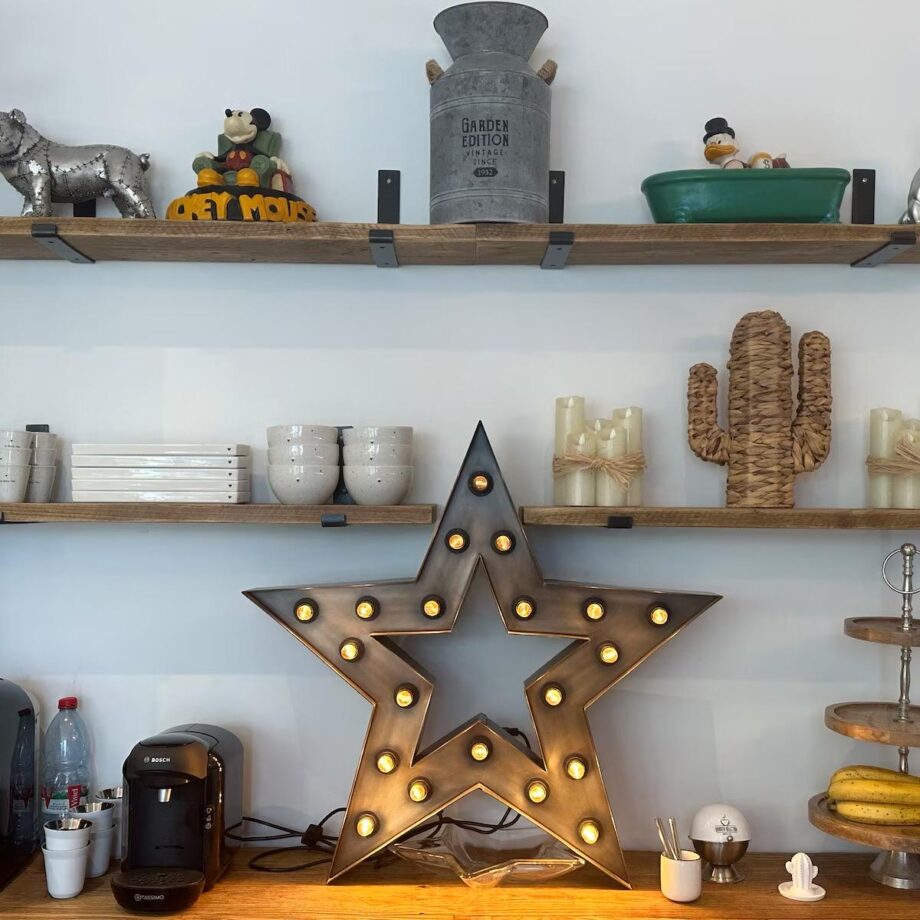 Etagère murale en bois d'échafaudage  avec supports industriels en acier noir