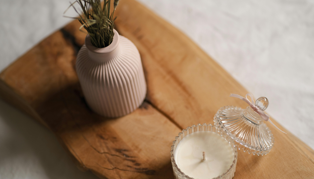 vase et bougie sur une planche en bois