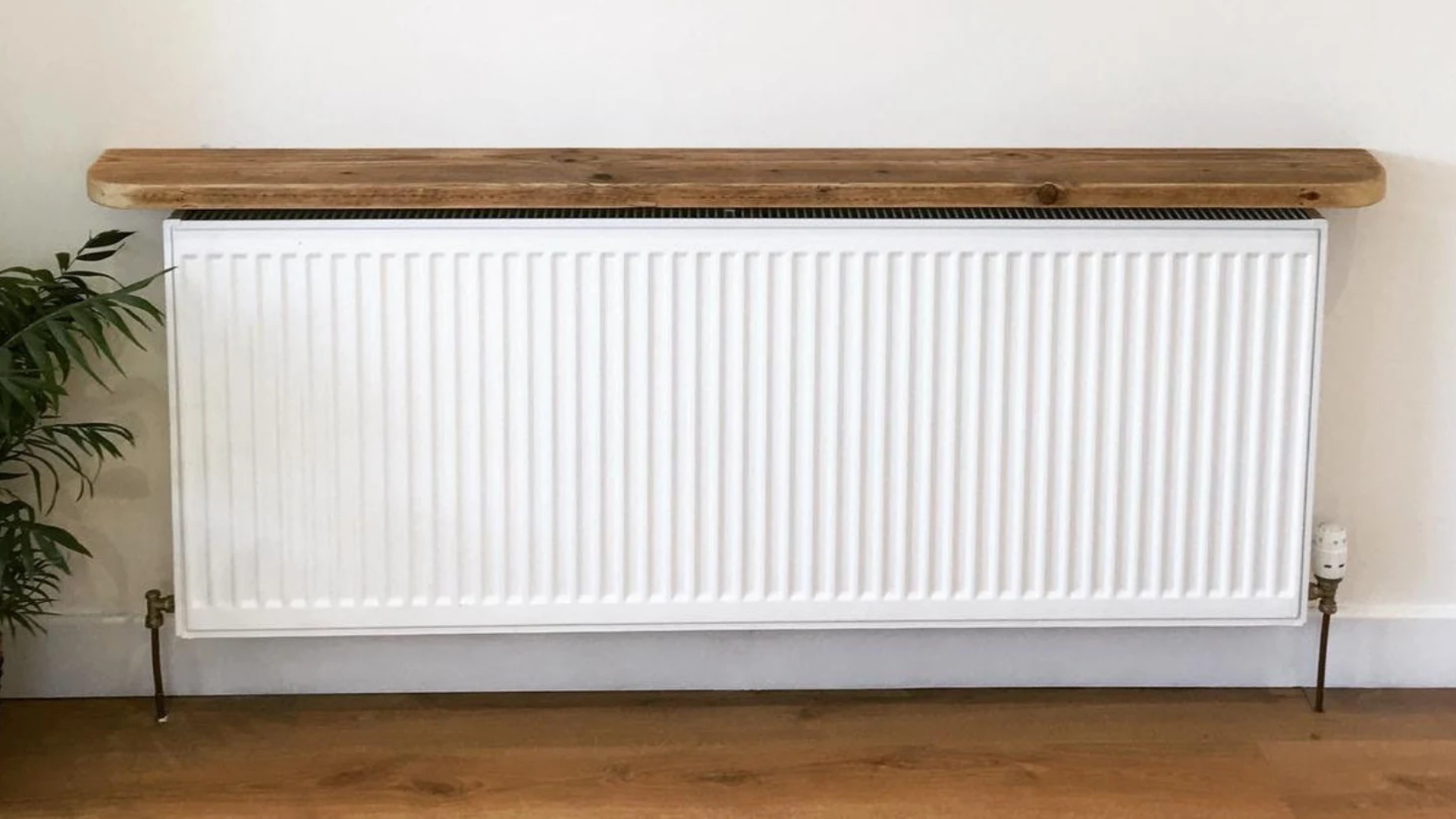 Tablette en bois fixée au-dessus d'un radiateur blanc