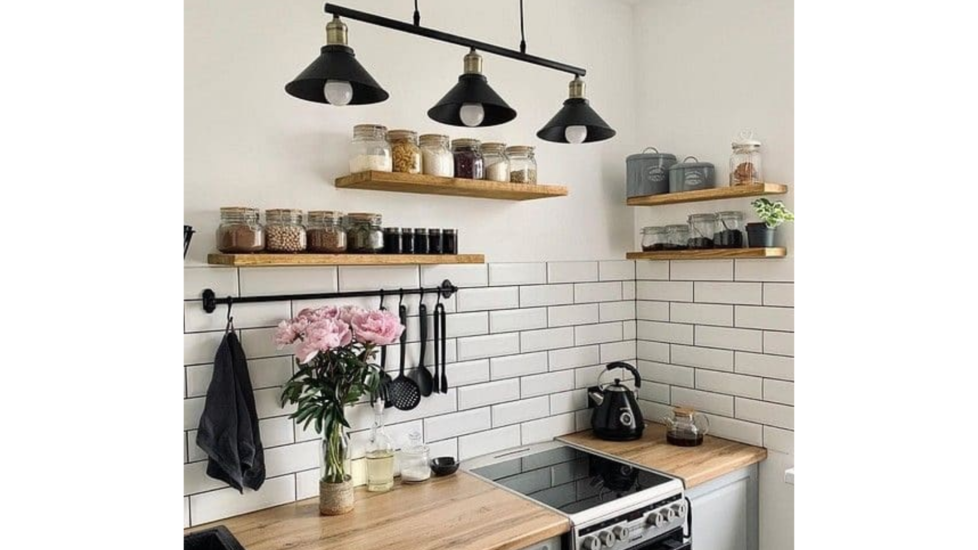 Étagères murales en bois posée dans une cuisine coquette