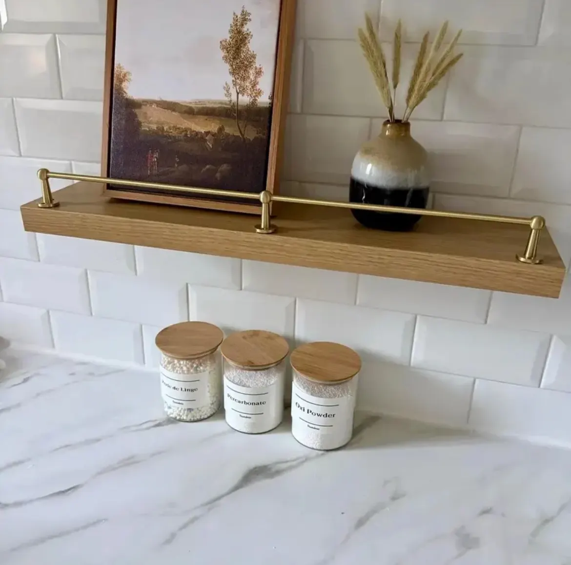 Etagère murale en bois avec rail en laiton massif, barre de maintien en laiton pour étagère cuisine avec décoration et bocaux