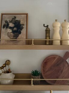 Etagères murales en bois avec rails en laiton massif, décoration cuisine élégante avec barre de maintien en laiton pour étagère