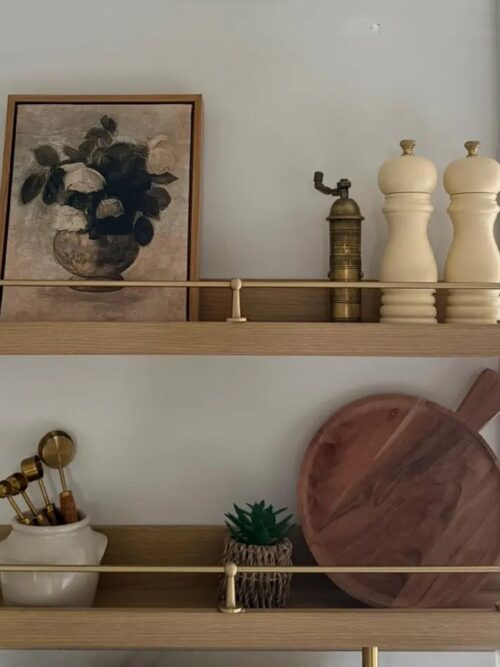 Etagères murales en bois avec rails en laiton massif, décoration cuisine élégante avec barre de maintien en laiton pour étagère