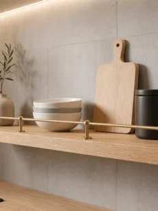 Étagère murale en chêne massif avec rail en laiton dans une cuisine sombre design, avec texte promotionnel sur image