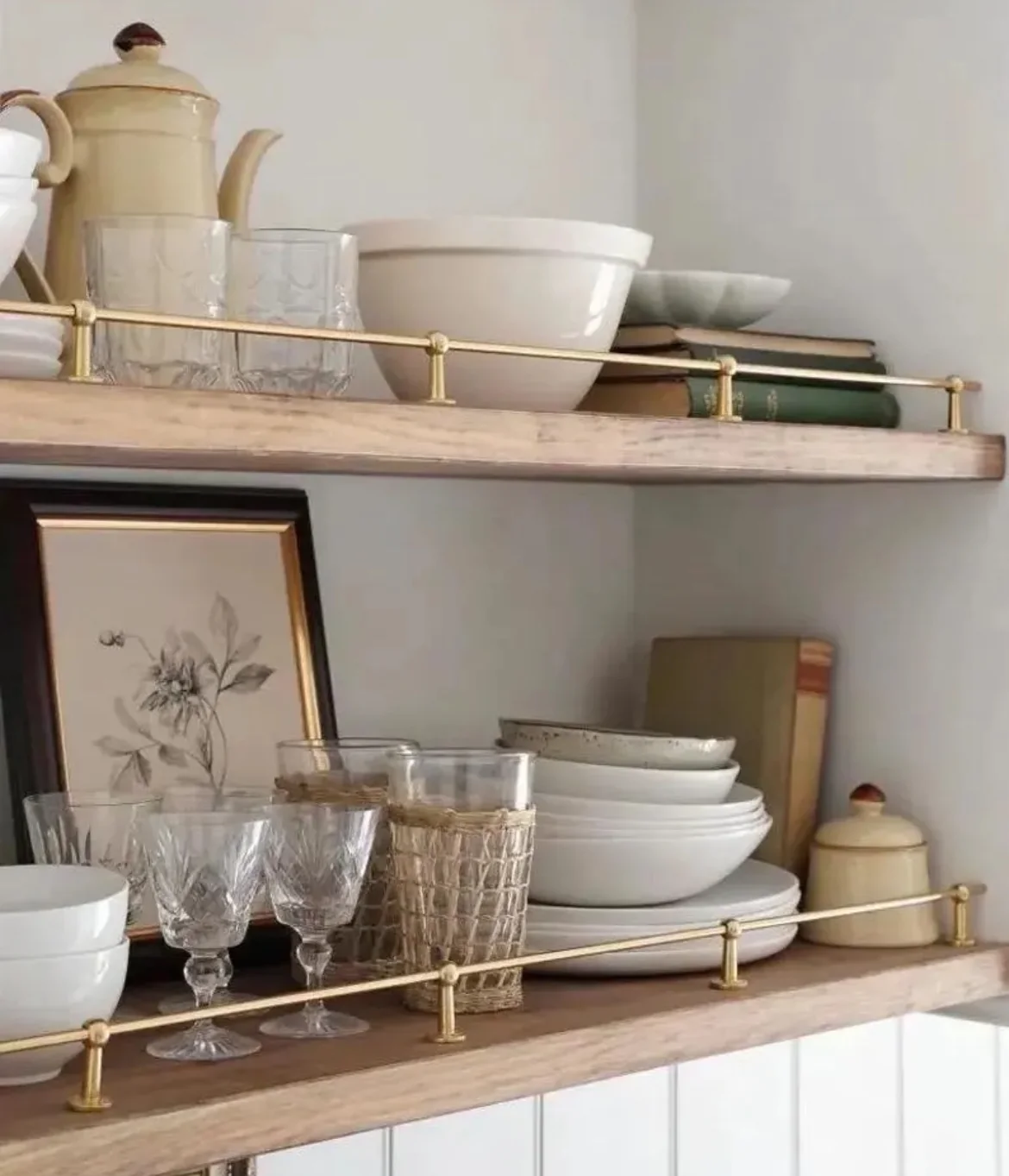Galerie laiton intégrée à une étagère de cuisine