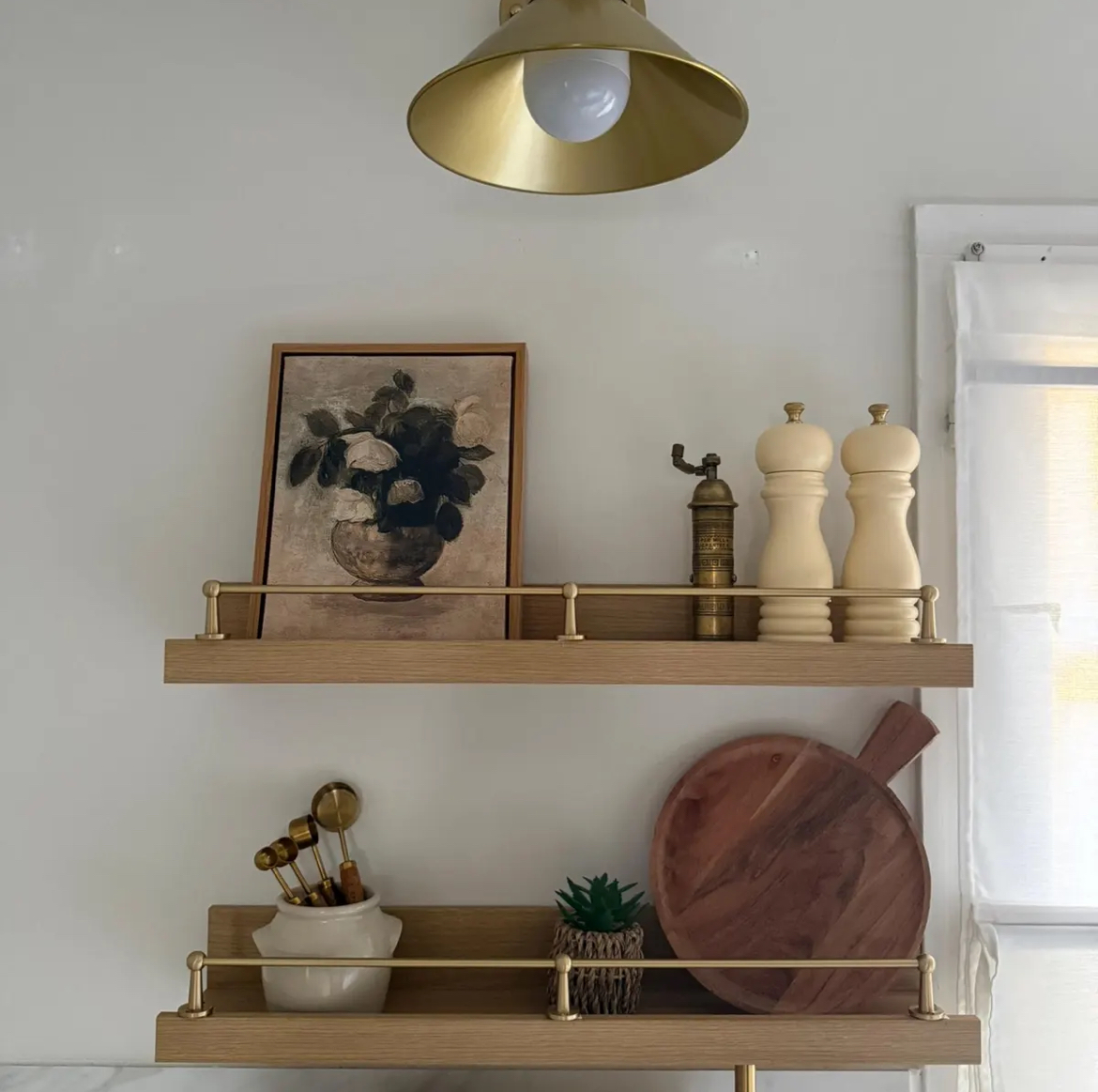 Étagères flottantes en bois avec double rail de galerie laiton dans une cuisine