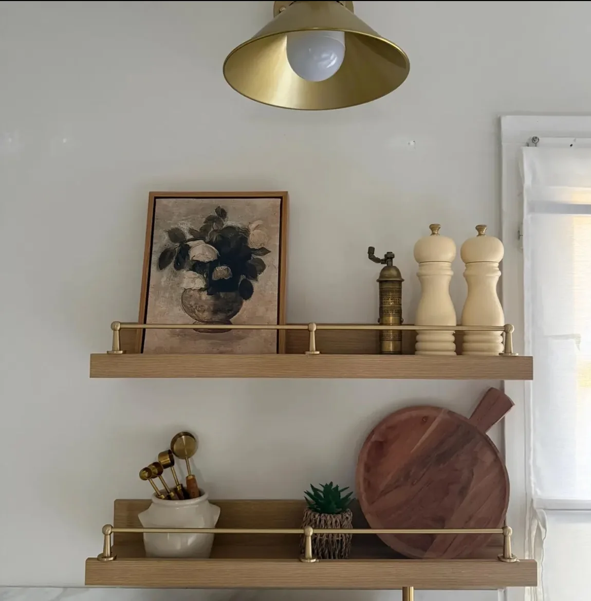 Etagères murales en bois avec rails en laiton massif, décoration cuisine élégante avec barre de maintien en laiton pour étagère