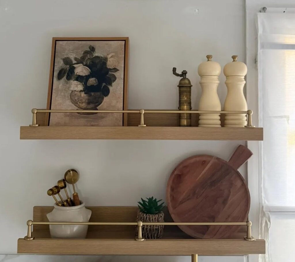 Galerie rail laiton sur mesure pour étagère bois et agencement professionnel