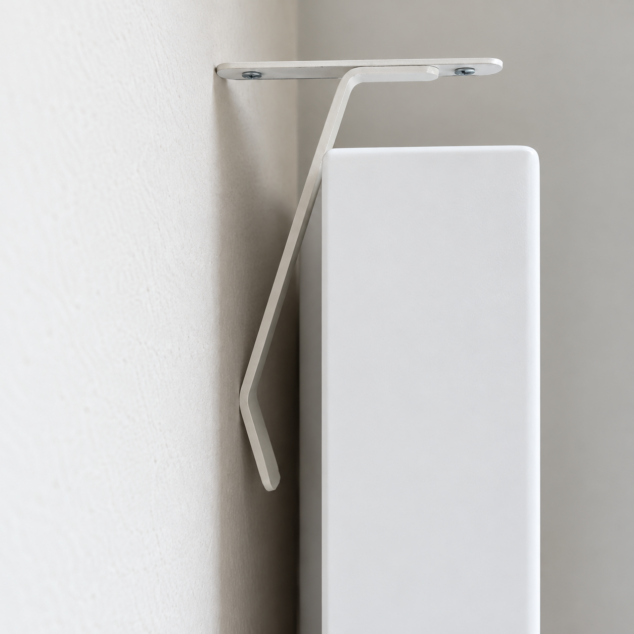 Support derrière un radiateur à paroi arrière plane — photo du sélecteur Indus1978